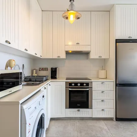 Апартаменти Seawaves 1- Bedroom Near Meneou *