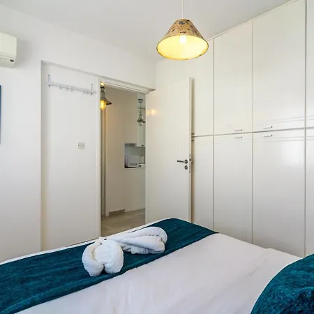 Seawaves 1- Bedroom Near Meneou לרנקה