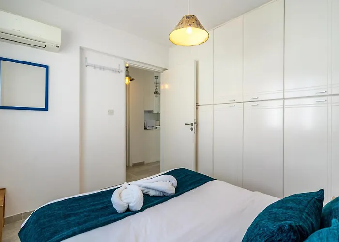 Seawaves 1- Bedroom Near Meneou Ларнака